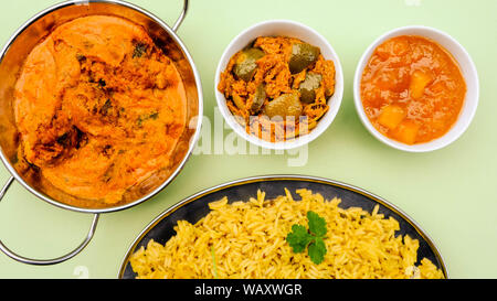 Im indischen Stil vegetarische Kofta Curry mit Reis Pilaw und Essiggurken Stockfoto