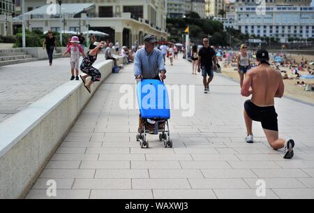 Biarritz, Aquitanie, Frankreich. 22 Aug, 2019. Eine amerikanische Marine Züge auf den Strand von Biarritz vor dem aufmerksamen Blick der Urlauber. Die Bilder in der Stadt Biarritz erfasst wurden, Südfrankreich, anlässlich der Feier der G7-Gipfel diesen August. Die Stadt hat mit mehr als 15 Agenten in der ganzen Stadt verteilten Panzerung. Angespannte Momente des antifaschistischen Gruppen außerhalb erwartet. Die Stadt hat eine große Auswirkung mit der Bereitstellung sowohl von Meer, Luft und Land litt, der französische und amerikanische Truppen. Credit: Elsa ein Bravo/SOPA Images/ZUMA Draht/Alamy leben Nachrichten Stockfoto