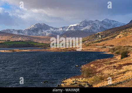 Snowdon Mountain Range aus dem Westen über Llynnau Mymbyr in der Nähe von Capel Curig Snowdonia National Park North Wales UK Februar 2018 gesehen Stockfoto