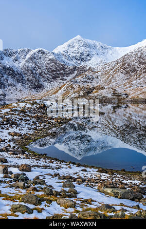 Mount Snowdon nieder in Llyn Llydaw zeigt die verfallenen Gebäude der Britannia Kupfermine Snowdonia National Park North Wales UK März 2018 Stockfoto