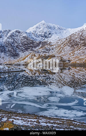 Mount Snowdon zeigt die verfallenen Gebäude der Britannia Kupfermine in Llyn Llydaw Snowdonia National Park North Wales UK März 2018 wider Stockfoto