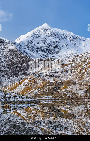 Mount Snowdon zeigt die verfallenen Gebäude der Britannia Kupfermine in Llyn Llydaw Snowdonia National Park North Wales UK März 2018 wider Stockfoto
