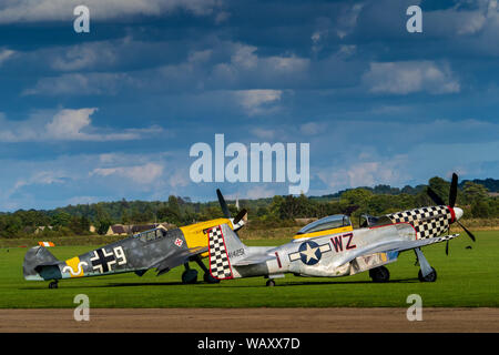 P51D Mustang und Messerschmitt 109 WW2 Ära Kämpfer - Messerschmitt Bf 109 Buchon spanische Modell mit Rolls Royce Motor. North American TF 51 D Mustang Stockfoto