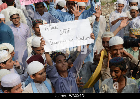 Pakistanische Aktivisten der Zivilgesellschaft und religiösen Studenten shout Slogans während eines Protestes gegen indische Aggression Solidarität mit Menschen in Kaschmir in Lahore, um zu zeigen, wie Sie die Entscheidung Indiens, die umstrittene Region Kaschmir der besonderen Autonomie zu Streifen und die LOCKDOWN vor zwei Wochen verhängen verurteilen. Der Druck auf Pakistan zu militanten für einen Kampf mit dem Erzfeind Indien Juckreiz enthalten inmitten wachsender fordert Maßnahmen in den eskalierenden Streit mit Neu-delhi über Kaschmir. (Foto von Rana Sajid Hussain/Pacific Press) Stockfoto