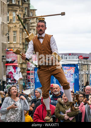 Royal Mile, Edinburgh, Schottland, Großbritannien, 22. August 2019. Edinburgh Festival Fringe: Ein jonglieren Street Performer unterhält eine Menge in den letzten Tagen der Franse Stockfoto