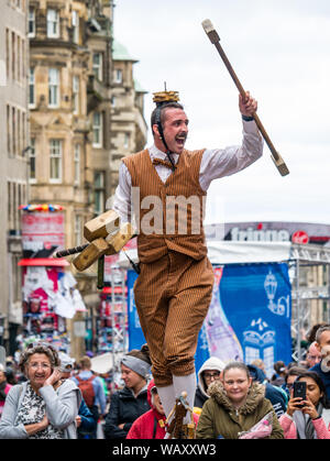 Royal Mile, Edinburgh, Schottland, Großbritannien, 22. August 2019. Edinburgh Festival Fringe: Ein jonglieren Street Performer unterhält eine Menge in den letzten Tagen der Franse Stockfoto