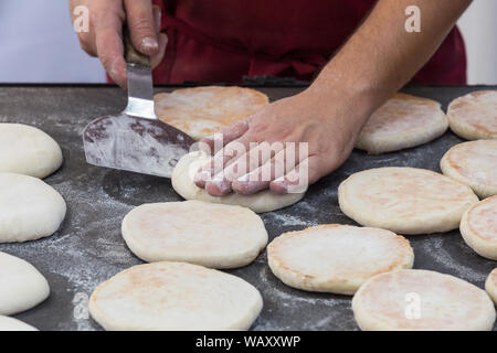 "Bolo do Caco" ist eine flache, runde Brot, wie ein Kuchen geformt und so genannt "bolo', portugiesisch Wort für "Kuchen". Es ist traditionell auf einem 'Caco gekocht Stockfoto