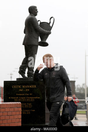 Keltischer Manager Neil Lennon Spaziergänge an der Freiheitsstatue Jock Stein, wie er für die UEFA Europa League Play-off-Hinspiel ankommt Spiel im Celtic Park, Glasgow. Stockfoto