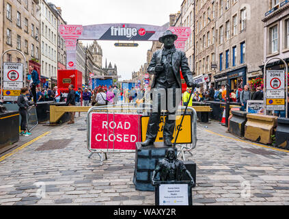 Royal Mile, Edinburgh, Schottland, Großbritannien, 22. August 2019. Edinburgh Festival Fringe: eine lebende Statue Street Performer, Kevin Powell, unterhält die Massen während der Franse Stockfoto