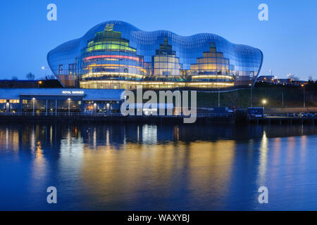 Abend blaue Stunde Blick auf den Fluss Tyne der farbigen Lichter der Salbei Konzertsaal und Kulturstätte in Gateshead. Stockfoto