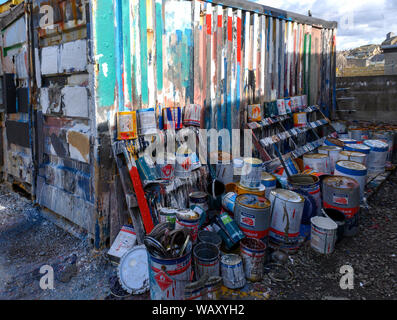 Verworfen Farbdose machen abstrakte Bilder am Hafen, MacDuff, Aberdeenshire, Schottland, Großbritannien Stockfoto