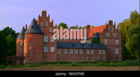 Schönen Herten Schloss, von der Abendsonne im August beleuchtet. Wasserschloss in Nordrhein-Westfalen, Deutschland. Stockfoto