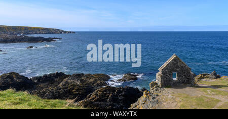 Querformat einer Ruine über dem Hafen von Portsoy, Banff, Aberdeenshire, Schottland, Großbritannien Stockfoto