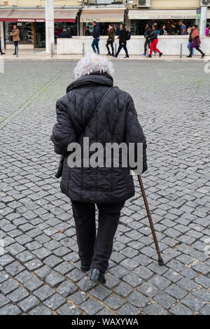 Alte Frau mit Stock Stockfoto