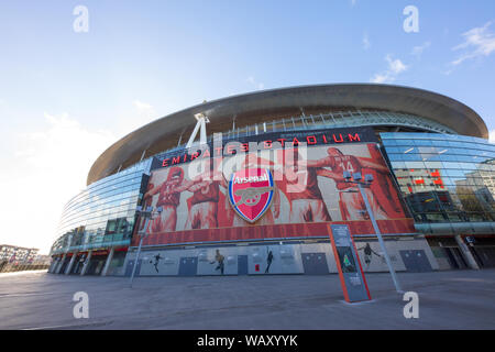 Besuchen vor der Emirates Stadium in London, Großbritannien mit der Arsenal waffenkammer oder Arsenal Shop und Ticket verkaufen. Stockfoto