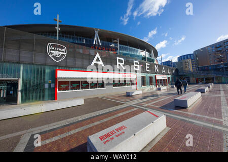 Besuchen vor der Emirates Stadium in London, Großbritannien mit der Arsenal waffenkammer oder Arsenal Shop und Ticket verkaufen. Stockfoto