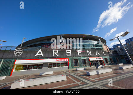 Besuchen vor der Emirates Stadium in London, Großbritannien mit der Arsenal waffenkammer oder Arsenal Shop und Ticket verkaufen. Stockfoto