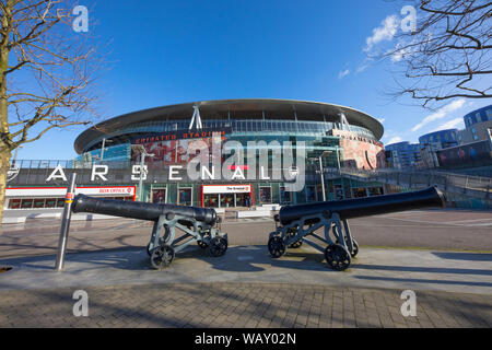 Besuchen vor der Emirates Stadium in London, Großbritannien mit der Arsenal waffenkammer oder Arsenal Shop und Ticket verkaufen. Stockfoto