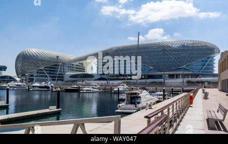 Yas Viceroy Hotel und Yas Marina Circuit, Abu Dhabi. Die berühmten Schaltung ist der Schauplatz für den Formel 1 Grand Prix und ist um zwei Hotels gebaut Stockfoto