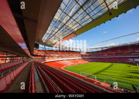 Besuchen vor der Emirates Stadium in London, Großbritannien mit der Arsenal waffenkammer oder Arsenal Shop und Ticket verkaufen. Stockfoto