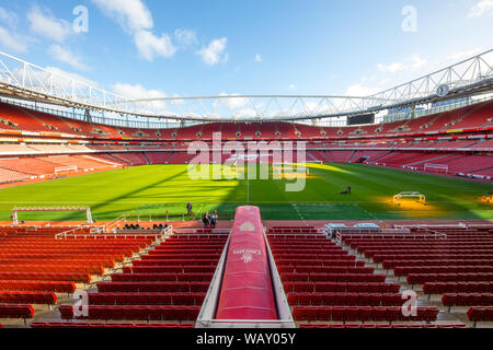 Besuchen vor der Emirates Stadium in London, Großbritannien mit der Arsenal waffenkammer oder Arsenal Shop und Ticket verkaufen. Stockfoto