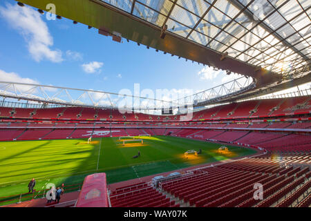 Besuchen vor der Emirates Stadium in London, Großbritannien mit der Arsenal waffenkammer oder Arsenal Shop und Ticket verkaufen. Stockfoto