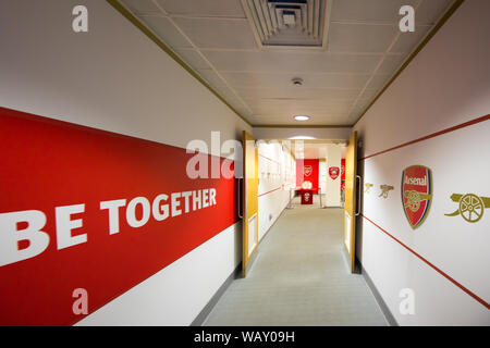 Besuchen vor der Emirates Stadium in London, Großbritannien mit der Arsenal waffenkammer oder Arsenal Shop und Ticket verkaufen. Stockfoto