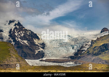 Atemberaubende Gletscher Vatnajökull und mountainrange im Süden von Island, die Reduktion von einem Gletscher Stockfoto