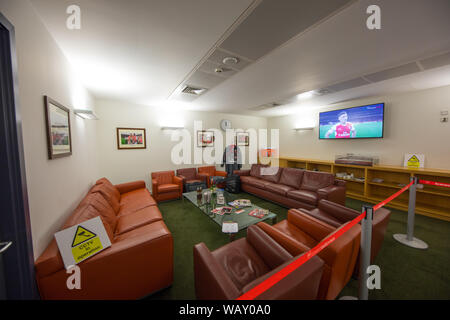 Besuchen vor der Emirates Stadium in London, Großbritannien mit der Arsenal waffenkammer oder Arsenal Shop und Ticket verkaufen. Stockfoto