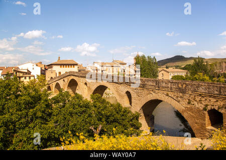 Die mittelalterliche steinerne Brücke über den Fluss Arga in Puente la Reina Navarra nördlichen Spanien Stockfoto