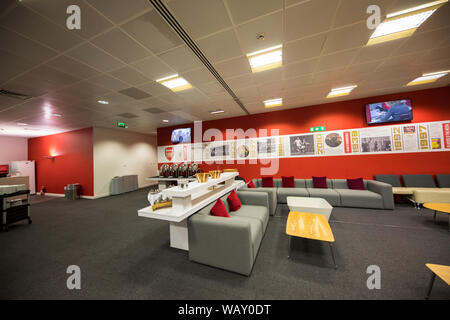 Besuchen vor der Emirates Stadium in London, Großbritannien mit der Arsenal waffenkammer oder Arsenal Shop und Ticket verkaufen. Stockfoto