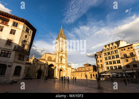 Oviedo, Spanien. Blick auf den Dom Basilika des heiligen Erlöser (Catedral Basilika de San Salvador) in den Cathedral Square (Plaza de la Catedral). Stockfoto