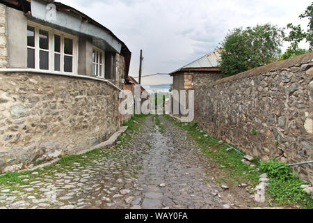 Kis, Aserbaidschan - 12 Aug 2013. Der Stein Straße in Kis Dorf, Aserbaidschan Stockfoto