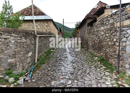 Kis, Aserbaidschan - 12 Aug 2013. Der Stein Straße in Kis Dorf, Aserbaidschan Stockfoto