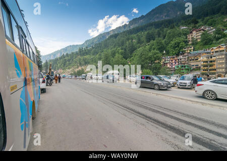 Kullu, Himachal Pradesh, Indien - 29. Mai 2019: Straße im Himalaya - Stockfoto