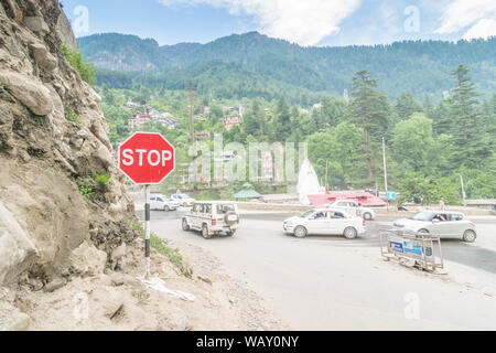 Kullu, Himachal Pradesh, Indien - 29. Mai 2019: Straße im Himalaya - Stockfoto