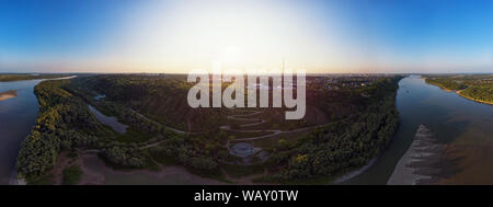 Panorama 360 der Sommer Straßen und den Fluss Stadt, Altai in Barnaul, Russland. Antenne drone Bild. Stockfoto