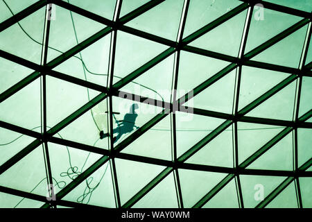 Fensterputzer Reinigung das Dach in den Innenhof des British Museum in London. Stockfoto