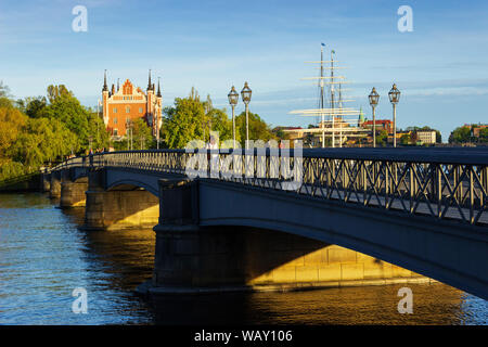 Insel Skeppsholmen Brücke (skeppsholmsbron) ist eine der ersten schmiedeeisernen Brücken errichtet in Schweden im Jahre 1861. Stockholm, Schweden. Stockfoto