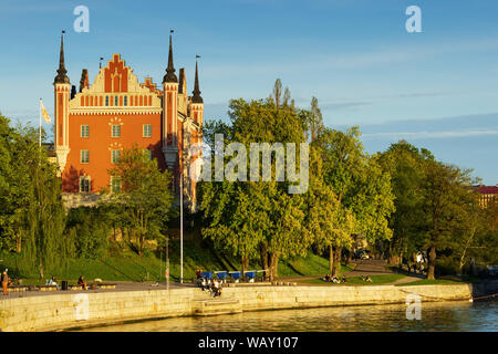 Insel Skeppsholmen Brücke (skeppsholmsbron) und Bergrummet Tido Sammlung von Spielzeug und Comics museum Gebäude umgeben von Grün. Stockholm, Schweden. Stockfoto