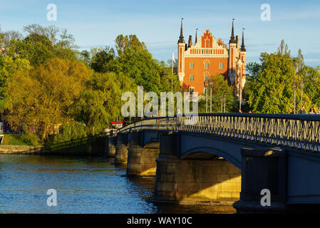 Insel Skeppsholmen Brücke (skeppsholmsbron) und Bergrummet Tido Sammlung von Spielzeug und Comics museum Gebäude umgeben von Grün. Stockholm, Schweden. Stockfoto