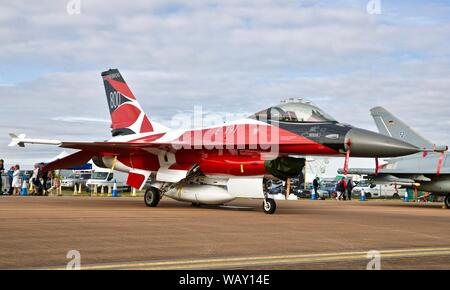 Royal Danish Air Force F16 Fighting Falcon am2019 RIAT mit einem speziellen Farbschema feiert das 800jährige Jubiläum von Denmarks Flagge Stockfoto