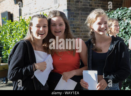 Kingston Gymnasiasten feiern und einander beglückwünschen, als sie ihre GCSE Ergebnisse erhalten Stockfoto