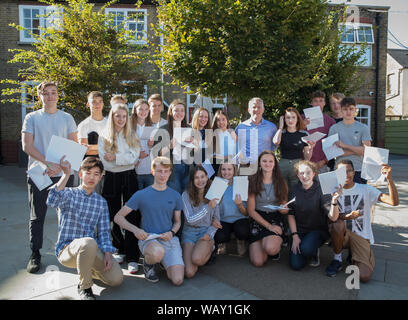 Kingston Gymnasiasten feiern und einander beglückwünschen, als sie ihre GCSE Ergebnisse erhalten Stockfoto