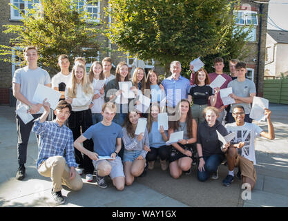 Kingston Gymnasiasten feiern und einander beglückwünschen, als sie ihre GCSE Ergebnisse erhalten Stockfoto