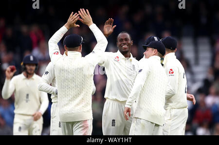 England's Jofra Archer feiert die wicket von Australiens Nathan Lyon während des Tages eine der dritten Asche Test Match in Leeds. Stockfoto