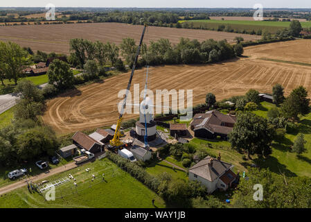 Embargo auf 0001 Freitag, den 23. August zum Kran Hebezeuge neue Segel zu setzen, da sie sich auf saxtead Green Post Mühle in der Nähe von Framlingham, Suffolk, aus dem 18. Jahrhundert Mais ausgestattet sind - Schleifen Windmühle, als Teil eines 250.000 £ Conservation Project. Stockfoto