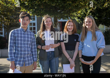 Kingston Gymnasiasten feiern und einander beglückwünschen, als sie ihre GCSE Ergebnisse erhalten Stockfoto