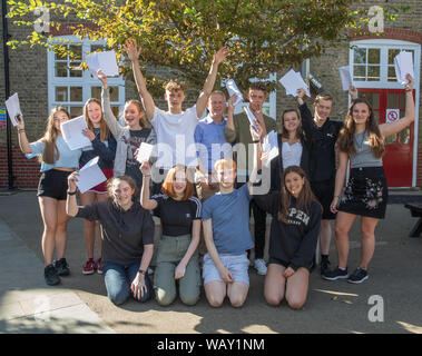 Kingston Gymnasiasten feiern und einander beglückwünschen, als sie ihre GCSE Ergebnisse erhalten Stockfoto