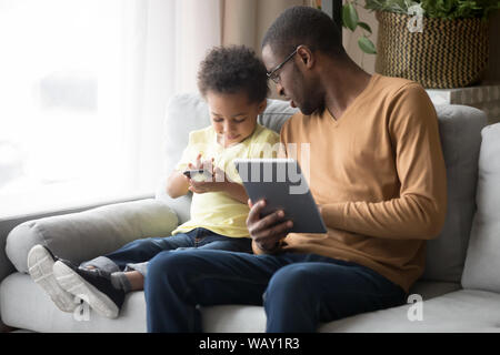 Lieben afrikanischen amerikanischen Vater lehre Toddlersohn Telefon verwenden Stockfoto